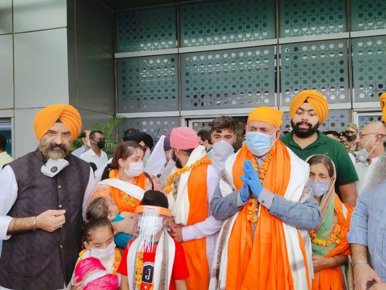 अफगानिस्तान से सिख और हिंदू सुरक्षित भारत लौटे, पढ़िए कैसे यह हुआ संभव