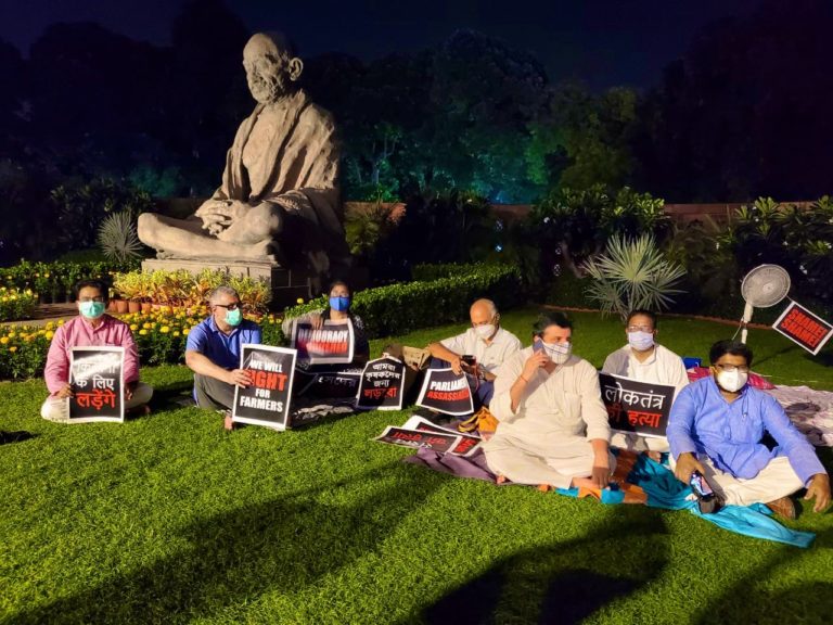 8 निलंबित राज्यसभा सांसदों का गांधी प्रतिमा के सामने प्रदर्शन जारी, वेस्टर्न यूपी में किसानों का प्रदर्शन