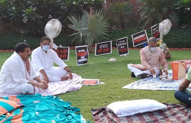 राज्यसभा के उपसभापति ने उनके खिलाफ प्रदर्शन कर रहे सांसदों को पिलाई चाय, पीएम मोदी ने की तारीफ