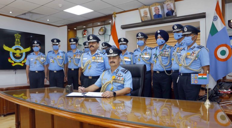 एयर चीफ मार्शल वीआर चौधरी बने IAF चीफ ,दर्ज हैं कई उपलब्धियां
