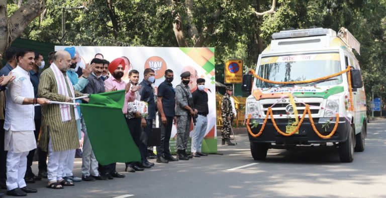 गृहमंत्री अमित शाह ने दिखाई मोदी वैन को हरी झंडी, सेवा ही संगठन कार्यक्रम का किया आगाज़