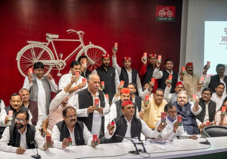 सपा अध्यक्ष अखिलेश यादव ने लॉन्च किया समाजवादी इत्र, बोले – चुनावी माहौल में इत्र खत्म करेगी नफरत
