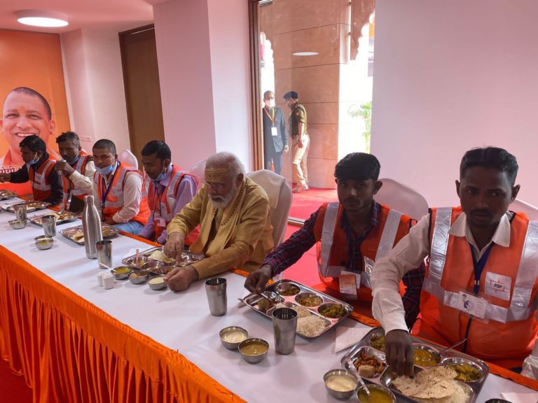 काशी विश्वनाथ कॉरिडोर का निर्माण कर रहे मजदूरों का अभिनंदन कर प्रधानमंत्री मोदी ने दिया समानता का संदेश, पढ़िए रिपोर्ट