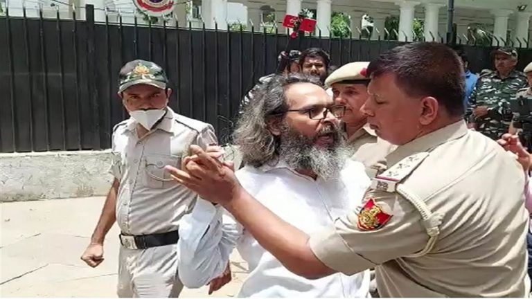 नूपुर शर्मा के खिलाफ दिल्ली के जंतर- मंतर में AIMIM का प्रदर्शन, दिल्ली पुलिस ने कार्यकर्ता को लिया हिरासत में
