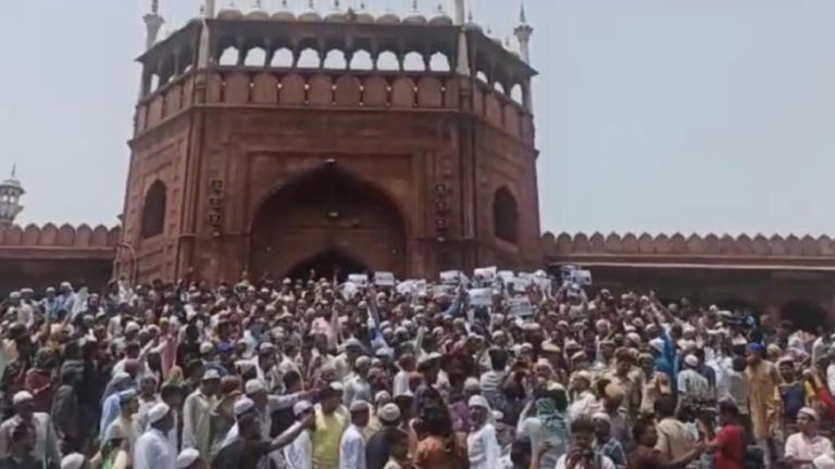 जुमे की नमाज के बाद नूपुर शर्मा के खिलाफ जामा मस्जिद के बाहर प्रदर्शन, गिरफ्तारी की मांग