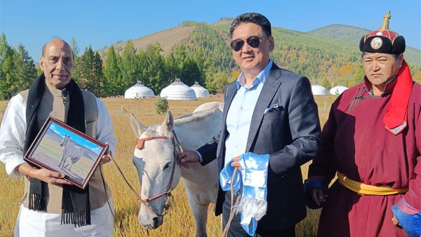 दुनिया मान रही है तेजस का दम, मंगोलिया के राष्ट्रपति ने तेजस के नाम पर रक्षा मंत्री को दिया एक उपहार