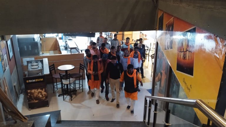 इंदौर में फिल्म पठान के विरोध में उतरा विश्व हिंदू परिषद और बजरंग दल, सिनेमा हॉल मालिकों को दी चेतावनी