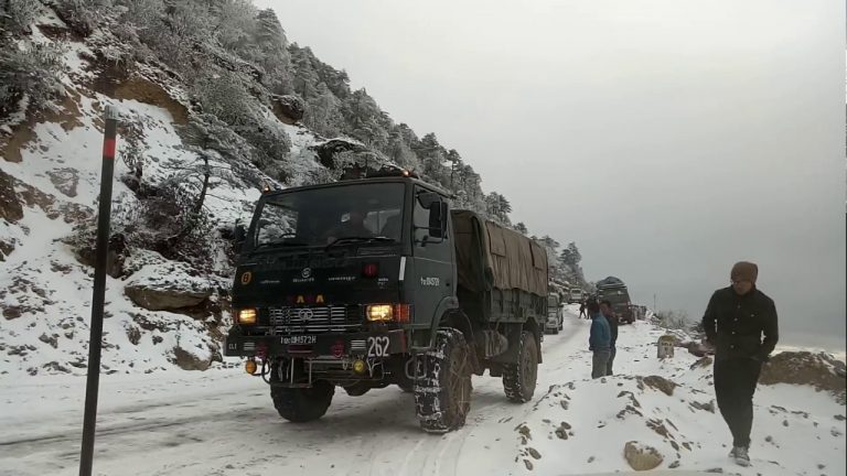 दुखद समाचार: आर्मी के तीन जवान शहीद, LOC पर जीप बर्फ पर फ‍िसलने से गहरी खाई में ग‍िरी