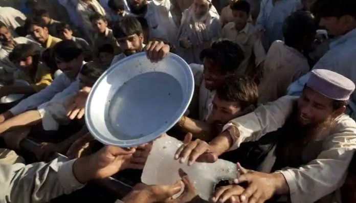 दिवालिया होने की कगार पर पाकिस्तान: महंगाई दर 30 फीसदी से अधिक, प्याज के दाम 501 फीसदी बढ़े तो वही गेहूं आटा दाल चावल सब महंगा