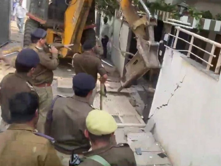 माफिया डॉन अतीक अहमद के खिलाफ कार्रवाई तेज़, करीबी जफर के घर पर चला बुलडोजर