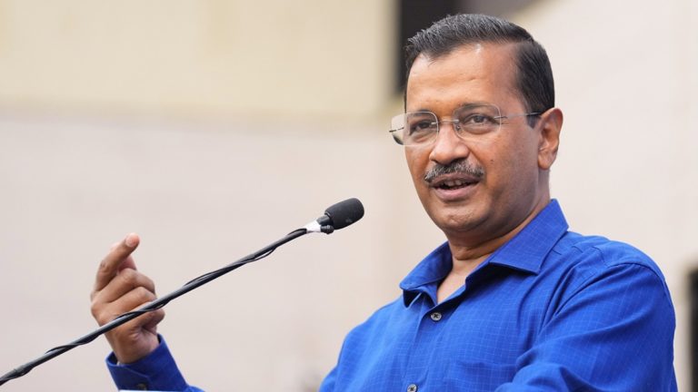 क्या आम आदमी पार्टी शराब कांड से ध्यान भटकाने के लिए पीएम की डिग्री का मुद्दा उठा रही है?