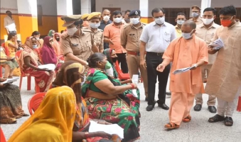 गोरखपुर में लगा सीएम योगी आदित्यनाथ का जनता दरबार, बड़ी संख्या में पहुंचे फरियाद