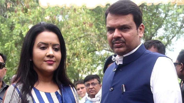 देवेंद्र फडणवीस और उनकी पत्नी के खिलाफ़ किसने रची बड़ी साजिश, जानिए बड़ा सच…