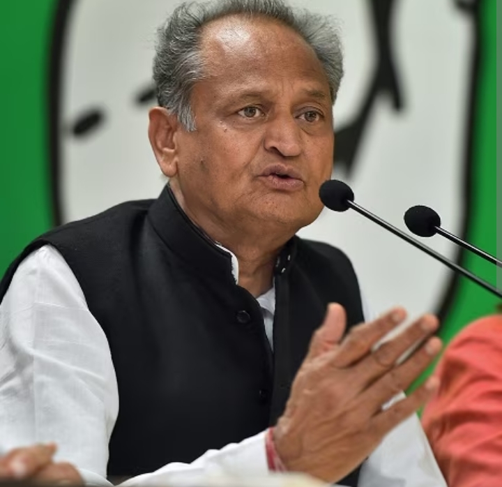 राहुल गांधी के घर पहुंची दिल्ली पुलिस; अशोक गहलोत ने कहा – अमित शाह के आदेश पर पुलिस कर रही दुस्साहस