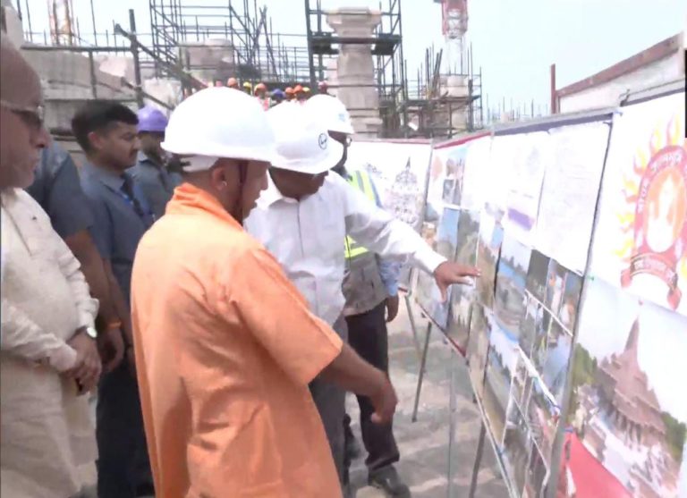 योगी आदित्यनाथ पहुंचे अयोध्या, रामलला के दर्शन कर मंदिर निर्माण का लिया जायजा