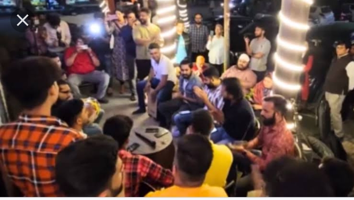 गुरुग्राम के एक कैफ़े में हनुमान चालीसा पाठ का वीडियो वायरल; सोशल मीडिया पर काफी पसंद किया जा रहा है