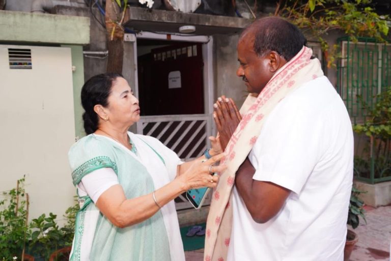 कर्नाटक में बीजेपी-कांग्रेस के खिलाफ प्रचार करेंगी ममता बनर्जी, तीसरे मोर्चे का हुआ आगाज़