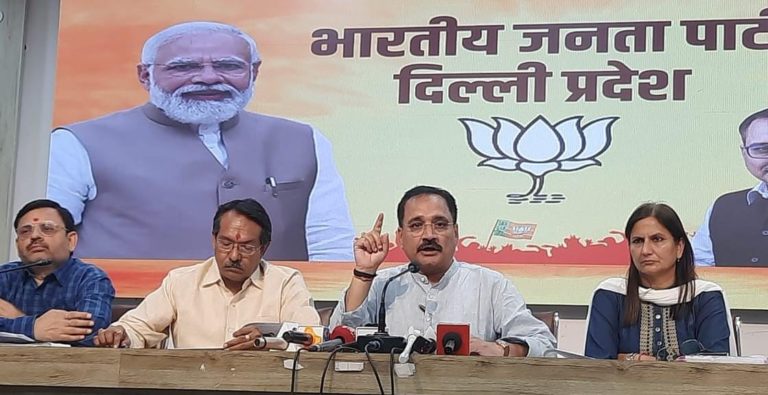 केजरीवाल जी रेड कारपेट पर चल कर कूड़े का पहाड़ देखने जाते हैं:दिल्ली बीजेपी अध्यक्ष वीरेंद्र सचदेवा