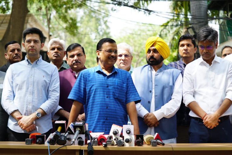 अरविंद केजरीवाल से सीबीआई की पूछताछ जारी, AAP नेताओं का विरोध प्रदर्शन, कई नेता हिरासत में