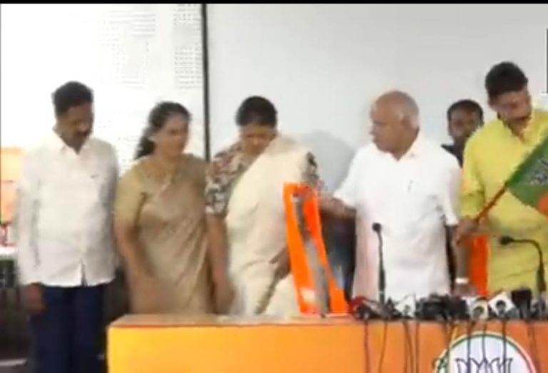 Karnataka: कांग्रेस को लगा बड़ा झटका, दिग्गज कांग्रेसी नेता कागोडु थिम्मप्पा की बेटी बीजेपी में शामिल