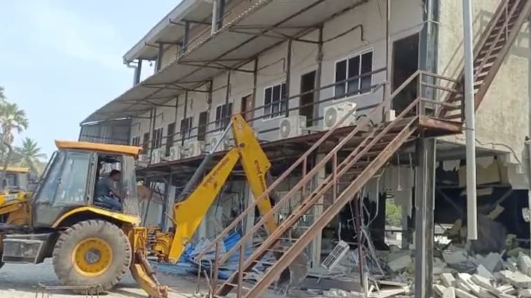 कांग्रेस नेता असलम शेख के अवैध स्टूडियो पर चला बीएमसी का बुलडोजर, जानें पूरा मामला