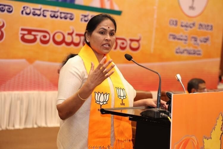 कांग्रेस मेनिफेस्टो में ‘बजरंग दल बैन’ के वादे पर केंद्रीय मंत्री शोभा करंदलाजे पहुँचीं EC, डीके शिवकुमार के खिलाफ शिकायत