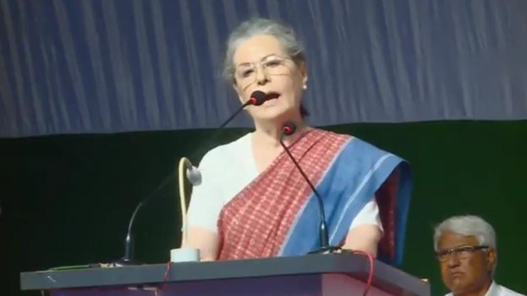 Karnataka Elections: सोनिया गांधी ने कांग्रेस के लिए किया प्रचार, बीजेपी पर साधा निशाना, बोलीं- बीजेपी खुलेआम लोगों को धमका रही