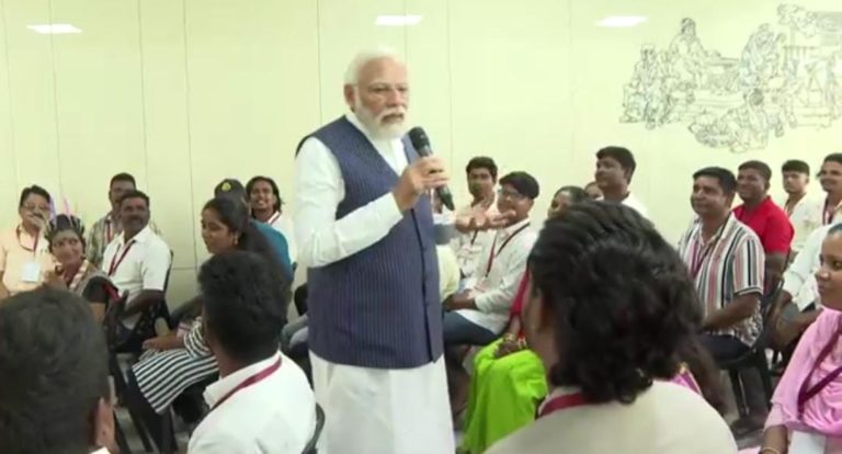 सूडान से ‘ऑपरेशन कावेरी’ के तहत निकाले गए हिक्की पिक्की आदिवासी समुदाय के लोगों से मिले पीएम मोदी, लोगों ने बताया अपना अनुभव