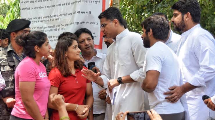 जंतर-मंतर पर पहलवानों से मिले सचिन पायलट, बोले- मामले की निष्पक्ष जांच होनी चाहिए