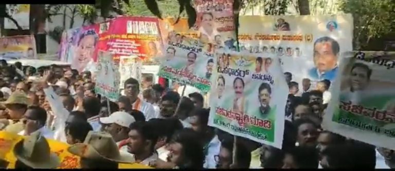 Karnataka: सरकार बनते ही कांग्रेस में कलह शुरू, विधायक डी सुधाकर के समर्थकों का मुख्यमंत्री सिद्धारमैया के घर पर प्रदर्शन; जानिए क्या है मामला