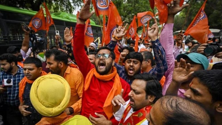 बेंगलुरु में ‘हनुमान चालीसा’ पाठ रुकवाने पहुंचे EC अधिकारी, धारा 144 का दिया हवाला