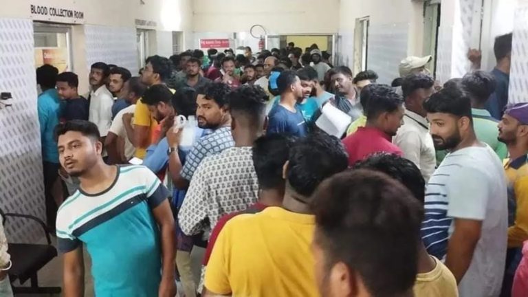 ओडिशा भीषण ट्रेन हादसे में फंसे लोगों की मदद करने आए स्थानीय लोग, रक्तदान की लगी लंबी कतारें, दो हजार लोगों ने किया रक्तदान