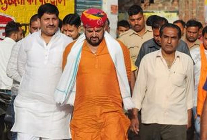 गोंडा में बीजेपी सांसद बृजभूषण शरण सिंह के काफिले पर पथराव, जमकर हुई पत्थरबाजी , जानें पूरा मामला