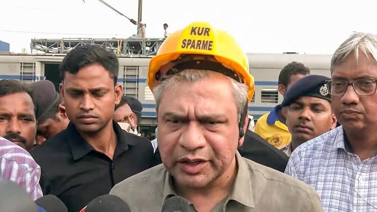 यात्रियों के लापता होने कि बात पर भावुक हो गए रेल मंत्री अश्विनी वैष्णव, बोले- हमारी जिम्मेदारी अभी खत्म नहीं हुई