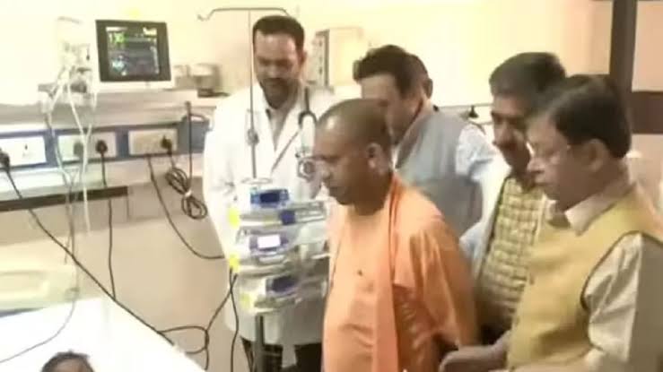 सीएम योगी आदित्यनाथ ने केजीएमयू का किया दौरा, लखनऊ कोर्ट में शूटआउट में घायल पीड़ितों से मिले