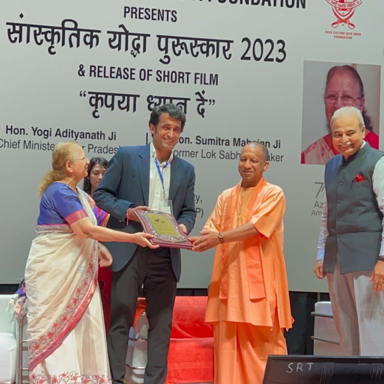 यूपी सीएम योगी आदित्यनाथ के हाथों प्रदीप भंडारी को मिला सांस्कृतिक योद्धा पुरस्कार
