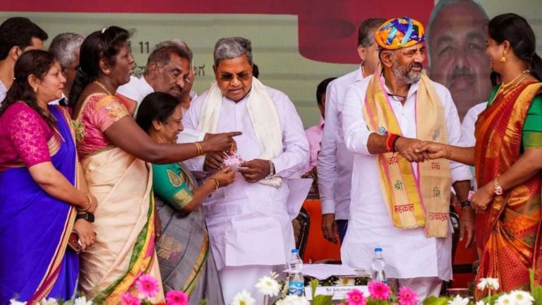 कर्नाटक कांग्रेस ने महिलाओं के लिए शुरू की फ्री बस सेवा, CM सिद्धारमैया ने किया शक्ति योजना का शुभारंभ