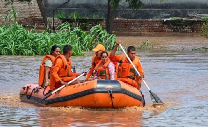 बाढ़ से बेहाल हुआ राजधानी दिल्ली का हाल ,रेस्क्यू में NDRF की 12 टीमें तैनात, यमुना ने थोड़ा 45 साल का रिकॉर्ड