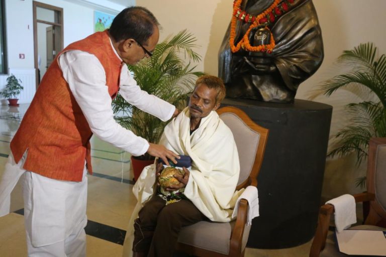 सीधी पेशाब कांड पीड़ित दशमत से मिले शिवराज सिंह चौहान, पैर धोकर मांगी माफी