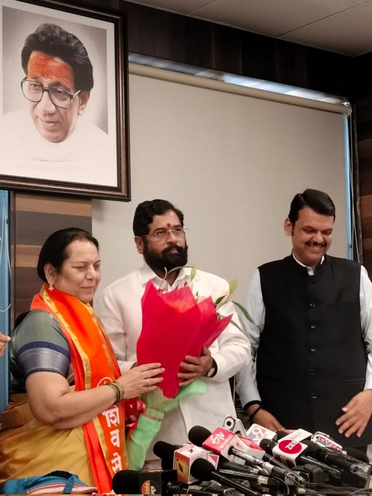उद्धव ठाकरे गुट को एक और झटका; एकनाथ शिंदे की शिवसेना में शामिल हुईं विधान परिषद की उपसभापति नीलम गोरहे