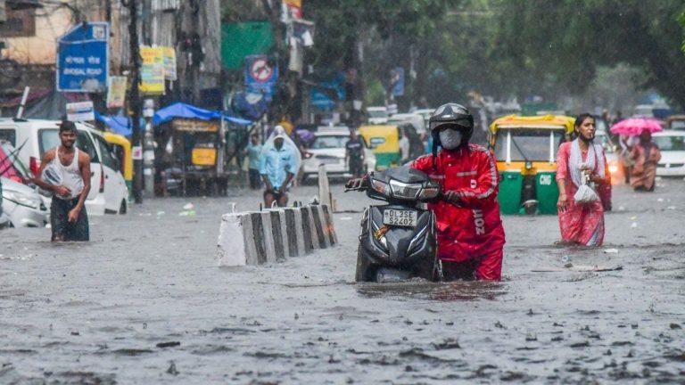 दिल्ली VS नोएडा; सीजन की पहली बारिश को किसने बेहतर हैंडल किया, जानिए