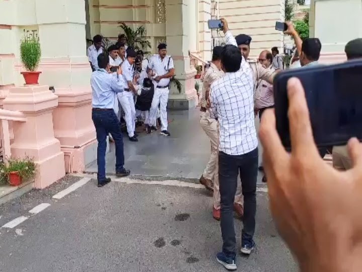 बिहार विधानसभा के मानसून सत्र में जोरदार हंगामा; स्पीकर के आदेश पर बीजेपी के दो विधायकों को मार्शल ने किया सदन से आउट