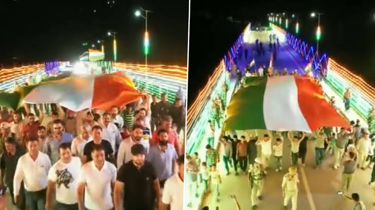 जम्मू-कश्मीर के डोडा में गणपत पुल को तिरंगे के रंग में किया गया रोशन, यात्रा में शामिल हुए हजारों लोग