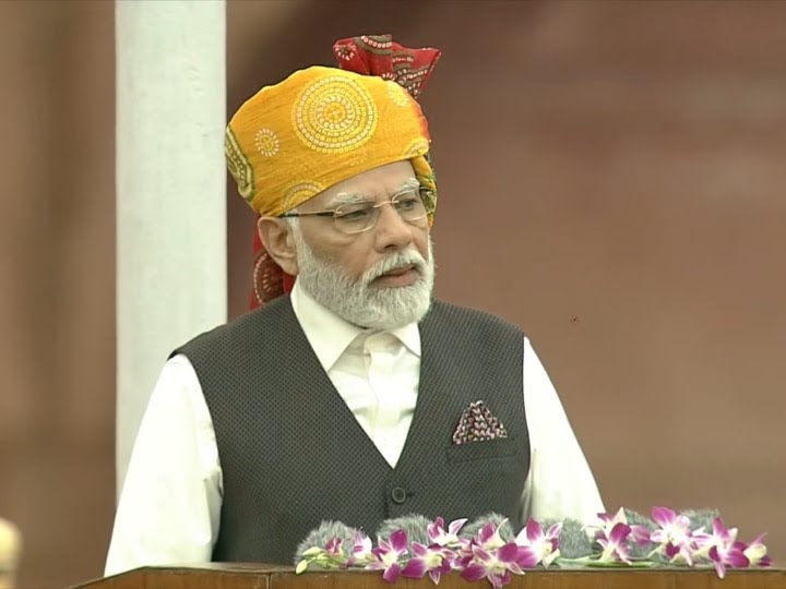स्वतंत्रता दिवस पर अपने संबोधन के बाद खास महमानों से मिले पीएम मोदी
