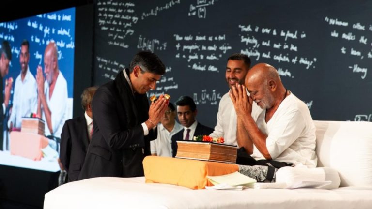मोरारी बापू की कथा में पहुंचे ब्रिटिश पीएम ऋषि सुनक, बोले- मैं हिंदू हूं और मुझे गर्व है 