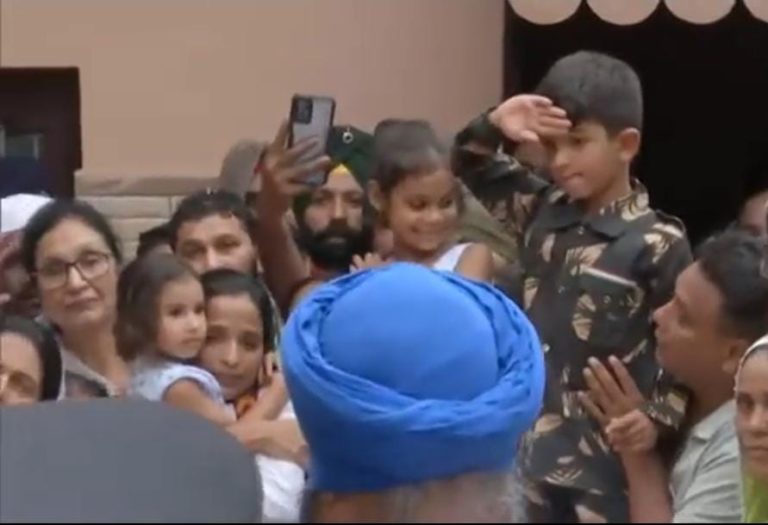 शहीद कर्नल मनप्रीत सिंह के बेटे ने वर्दी में किया सैल्यूट, वहां मौजूद सभी की आंखें हो गई नम