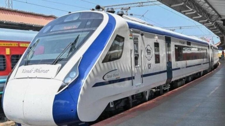 लग्जरी होगी वन्दे भारत एक्सप्रेस स्लीपर ट्रेन की यात्रा, रेल मंत्री ने जारी की तस्वीरें, पढ़ें कैसी होंगी सीट और कब से दौड़ेगी ट्रेन?