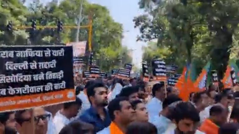 संजय सिंह के घर ED के छापे के बाद AAP ऑफिस के बाहर बीजेपी कार्यकर्ताओं का प्रदर्शन, CM केजरीवाल के इस्तीफे की मांग