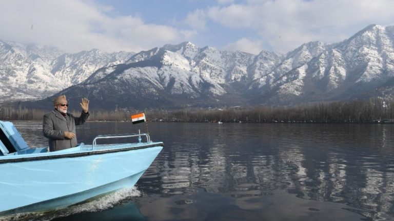 मोदी सरकार में कश्मीर बन रहा पर्यटकों का हब, सैलानियों का आंकड़ा जानकर हैरान रह जाएंगे
