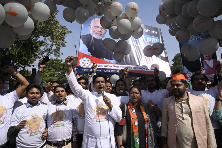 दिल्ली भाजपा उपाध्यक्ष कपिल मिश्रा ने किया “फिर एक बार मोदी सरकार” अभियान का शुभारंभ, दिल्ली के कनॉट प्लेस से बलून उड़ाकर किया शंखनाद